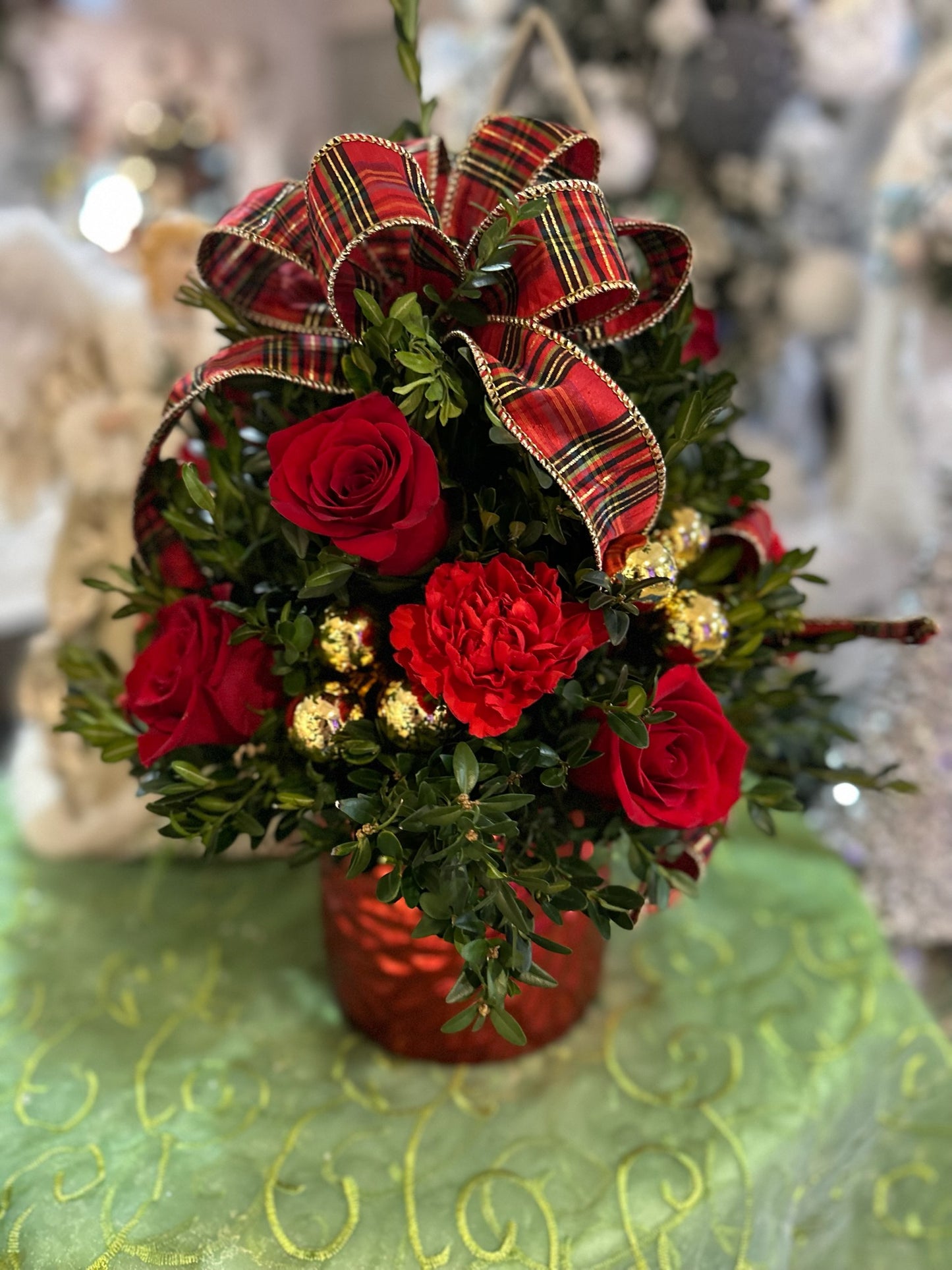 Christmas Elegance Boxwood red